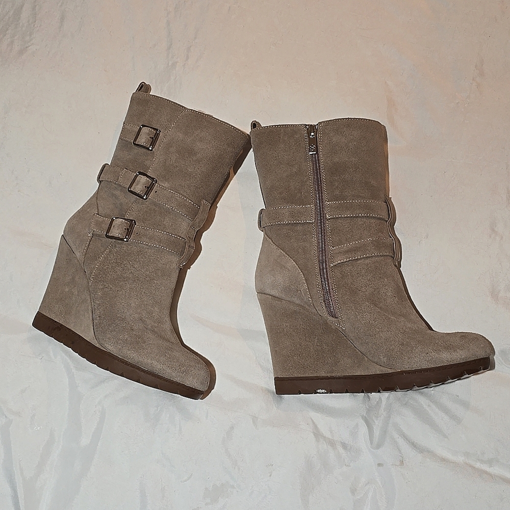 NWOT Arturo Chiang Leather  Booties Tan Taupe 7.5 M Wedge Heel Rubber Sole Women